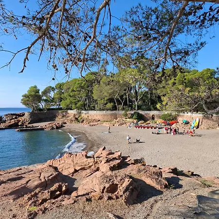 Les 3 Sources D'aiguebonne, Vue Et Esterel, Plages A Pied